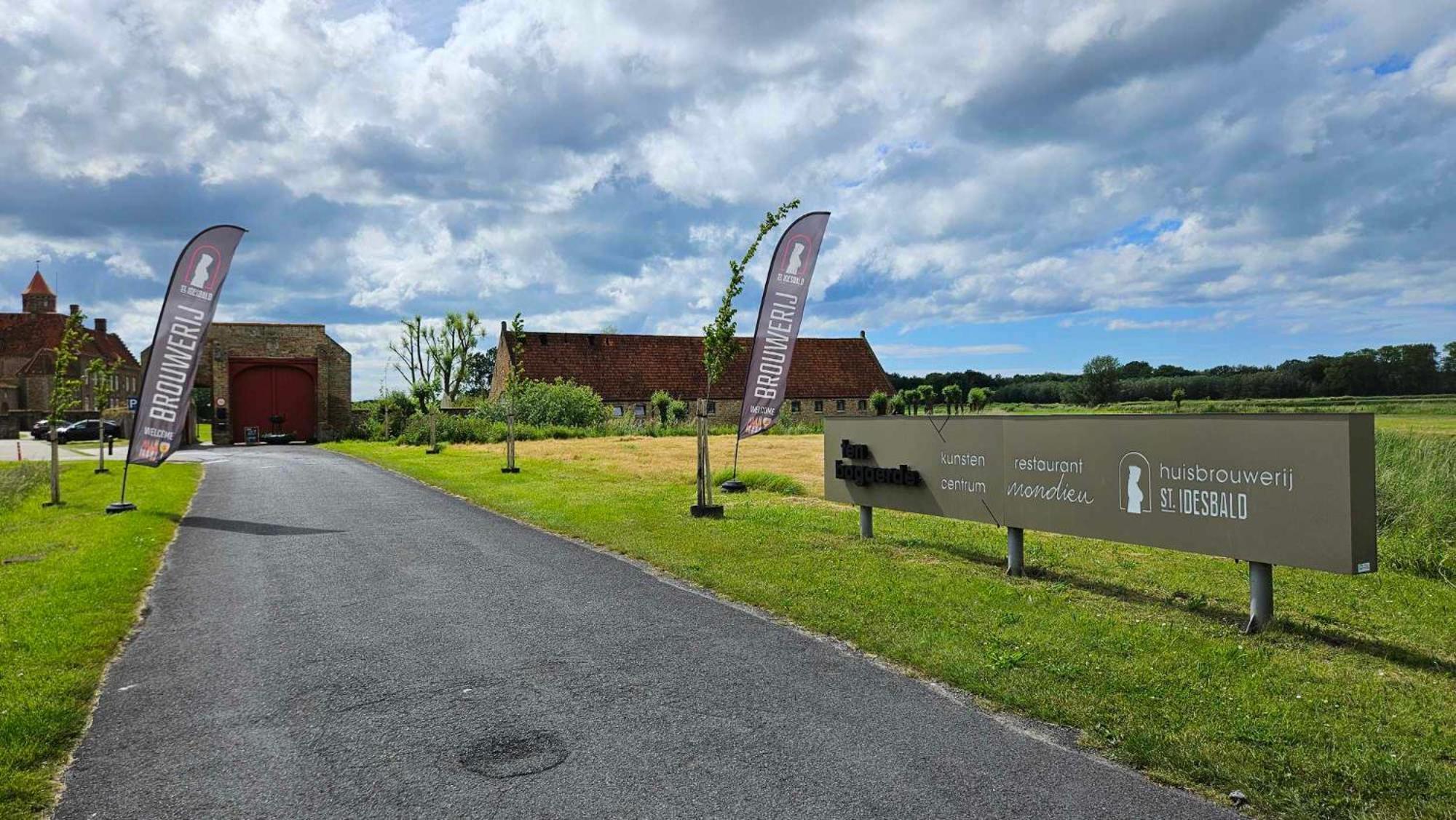 Holiday home La Maison Fleurie Zonnige Vakantiewoning Met Grote Tuin Op 2 Km Zee